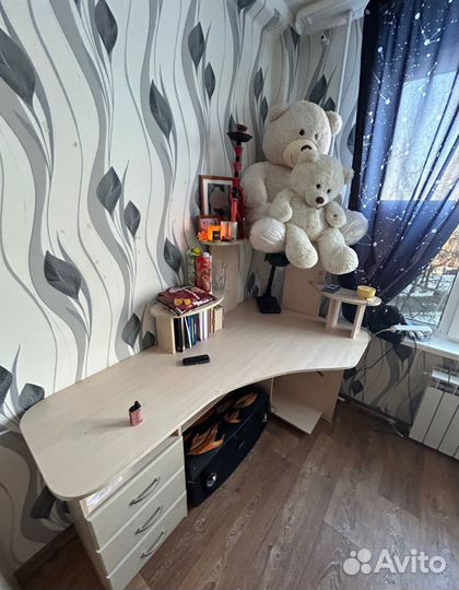 Компьютерный стол белый с ящиками