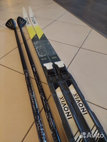 Лыжные ботинки и лыжи