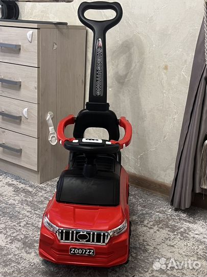 Машинка каталка с родительской ручкой