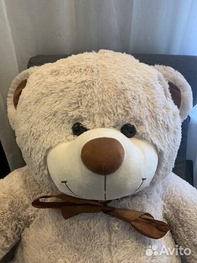 Большой плюшевый медведь