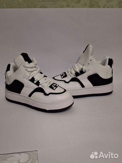 Кроссовки женские