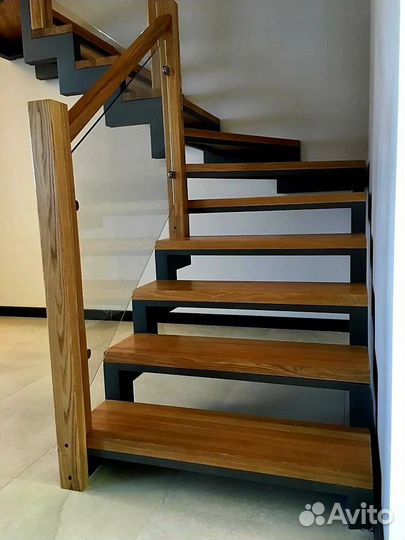 Лестница на металлическом каркасе