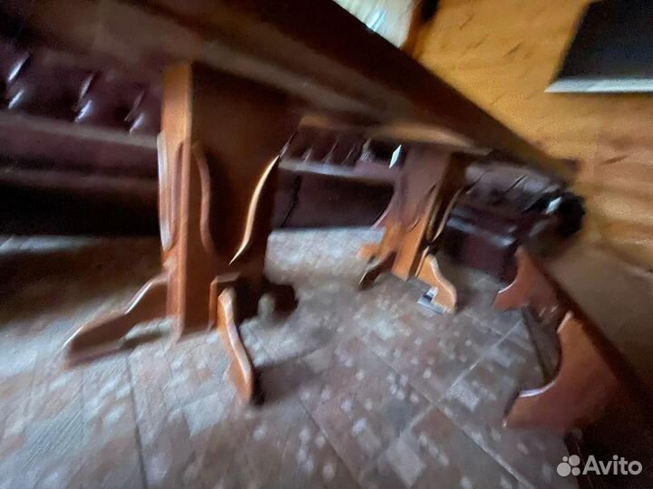 Деревянные скамейки и столы