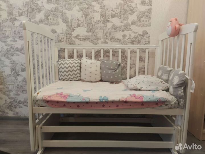 Детская кроватка с маятником