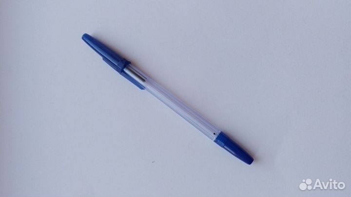 Ручка с синим колпачком