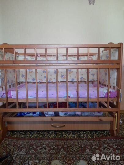 Детская кроватка с маятником и ящиком