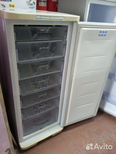Большая морозильная камера Бирюса
