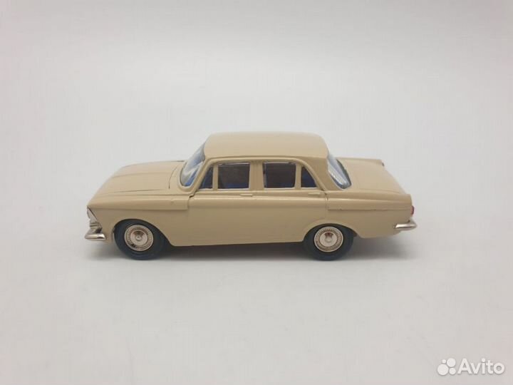 Москвич-408, пломбирный цвет,синий салон