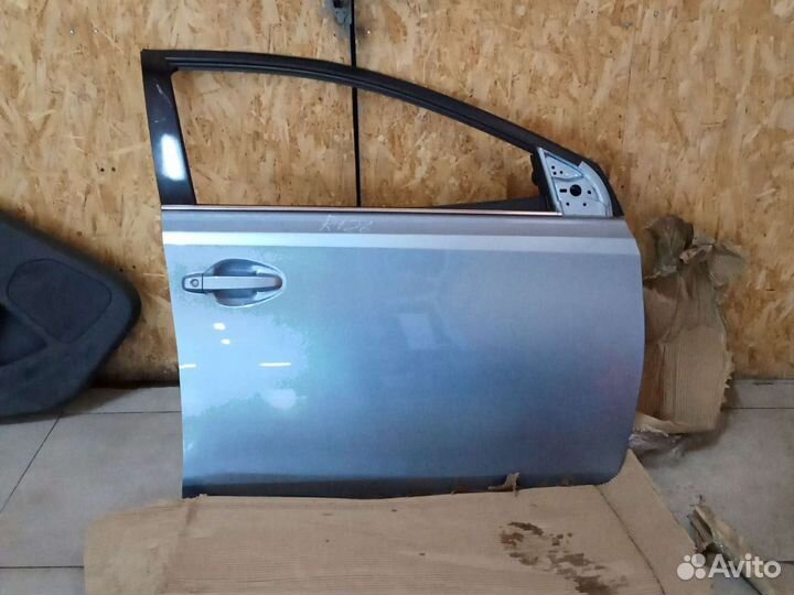Дверь передняя правая Toyota auris E 180