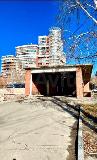 Машиноместо, > 30 м²