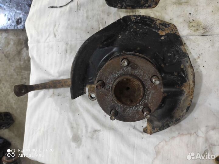 Ступица левая передняя Toyota Mark 2 GX90