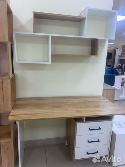 Рабочий стол с полкой 