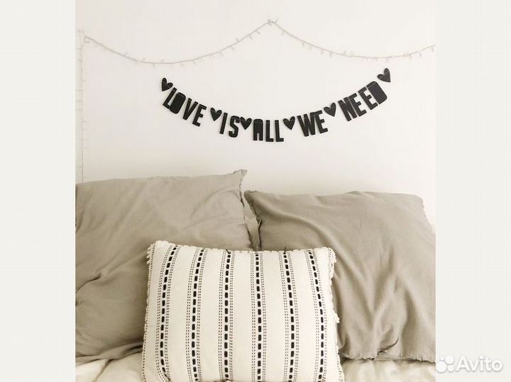 Гирлянда бумажная, черные буквы