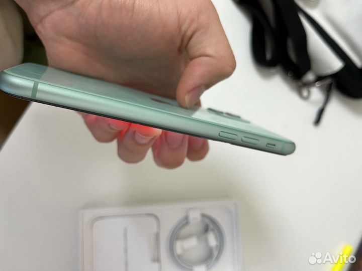 Телефон iPhone 11 64gb