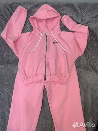 Новый стильный спортивный костюм