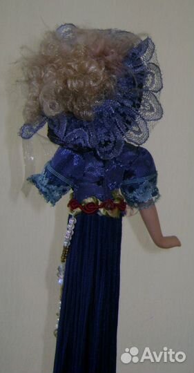 Кукла фарфоровая на подставке (с дефектом)