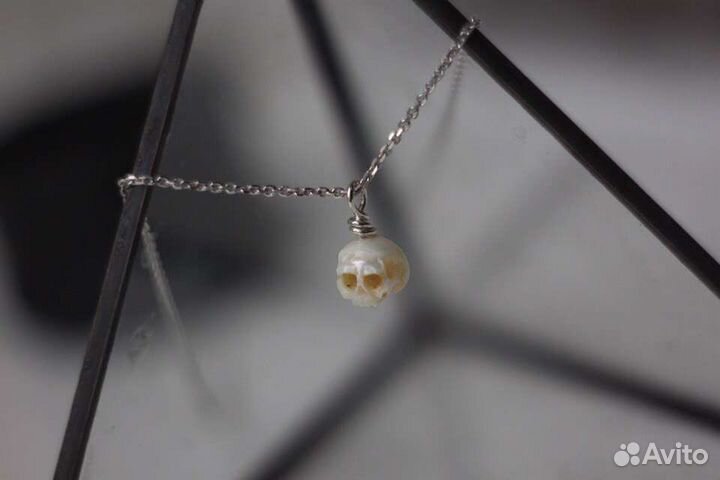 Колье из серебра с подвесом в форме черепа жемчуг