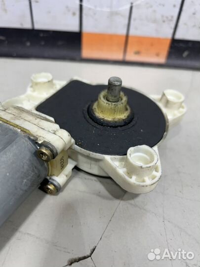 Моторчик переднего правого стеклоподъемника