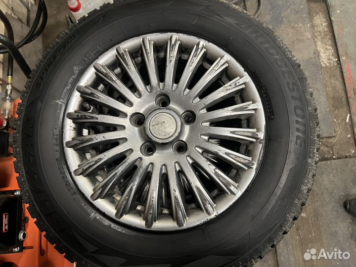 Bridgestone Blizzak Spike-02 205/65 R15