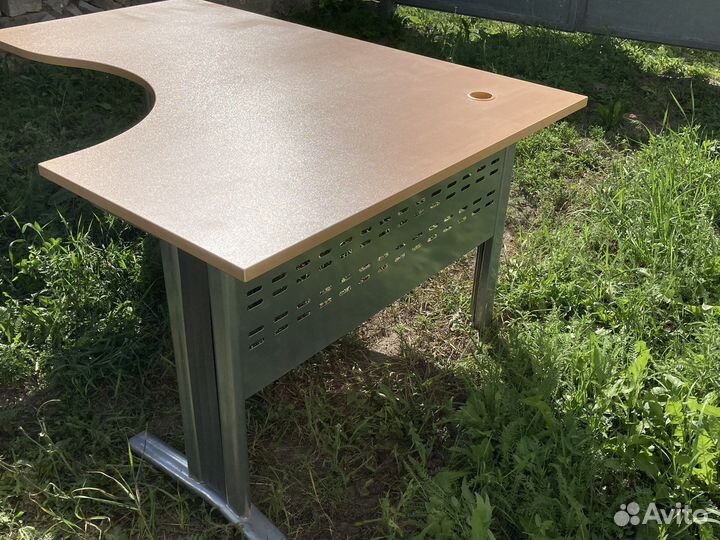 Столы офисные угловые компьютерный