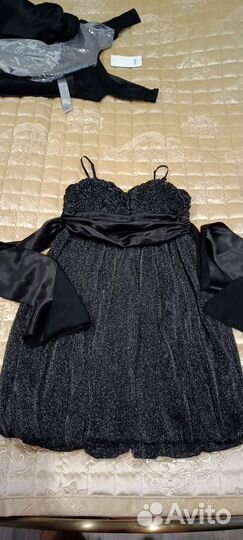 Платья много