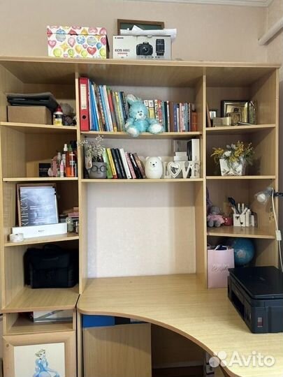 Угловой письменный стол с полками