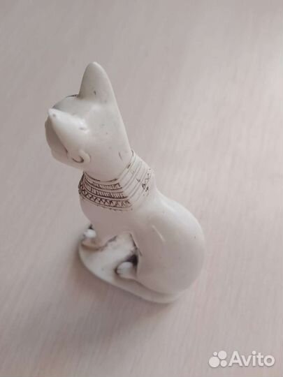 Статуэтки: кошка из Египта и фосфорный орëл