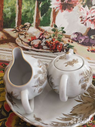 Три Предмета чайного сервиза Март