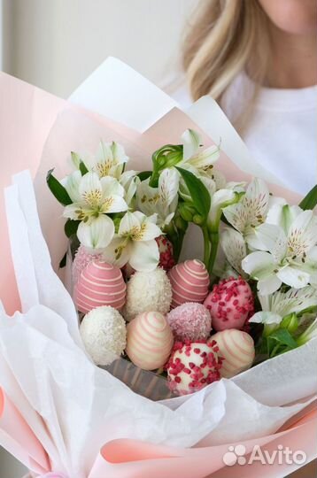 Букеты из клубники и цветов