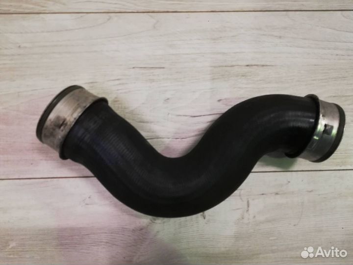 Патрубок интеркулера нижний правый VW Passat B6