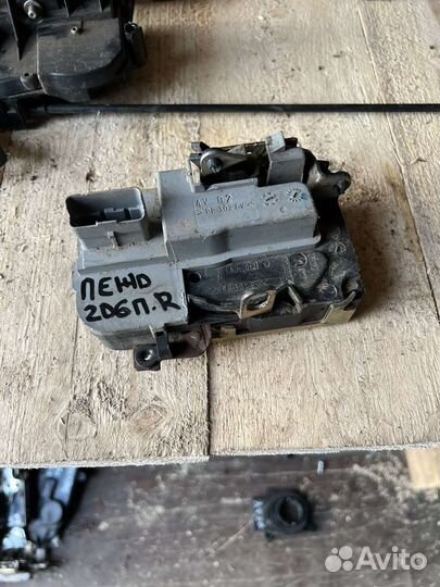 Замок двери передний правый Peugeot 206