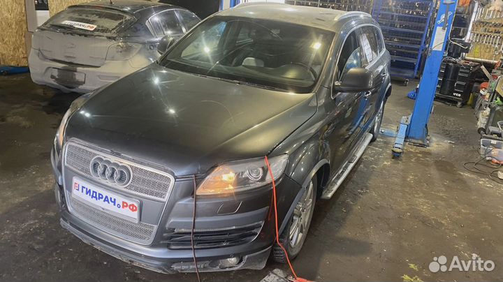 Накладка переднего бампера Audi Q7 (4L) 4L0071053