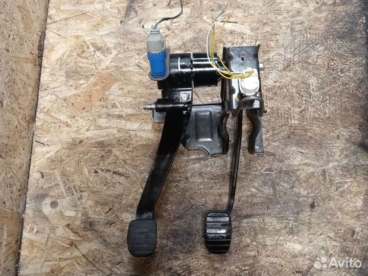 Педаль сцепления тормозная Renault Duster 1 K4M