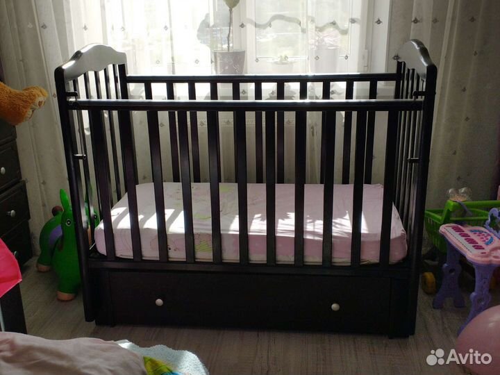 Детская кроватка с продольным маятником