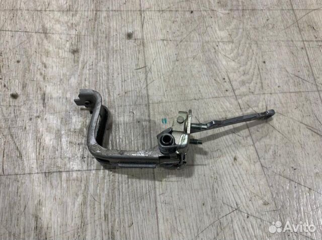 Ограничитель двери багажника Лада Ларгус 2012