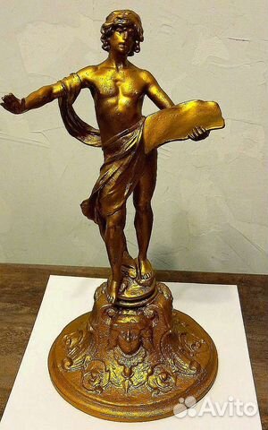 Антикварная статуэтка шпиатр юноша