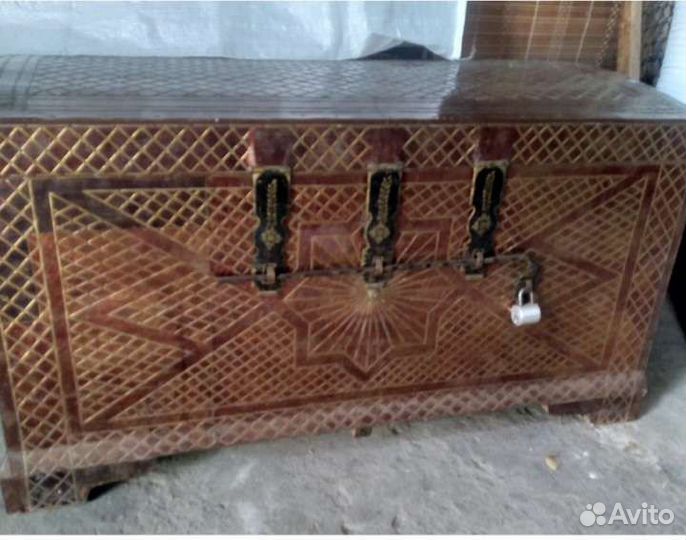 Сундук старинный
