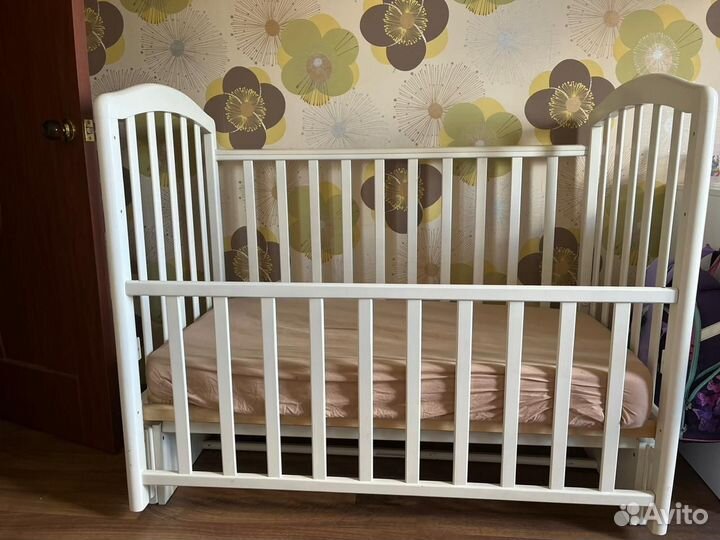 Детская кроватка с продольным маятником