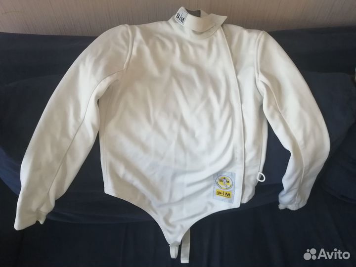 Фехтовальная маска и куртка на мальчика