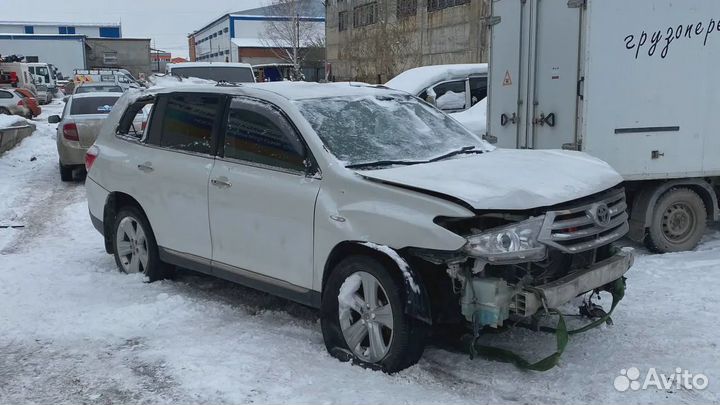 Направляющая стекла задней правой двери Toyota Hig