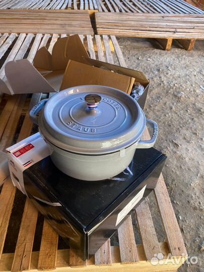 Кастрюля чугунная staub