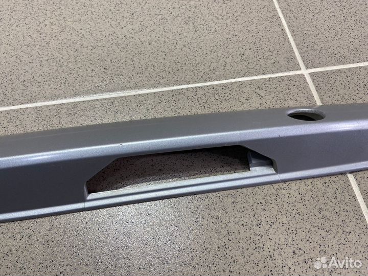 Накладка крышки багажника Mazda 323 2001 г