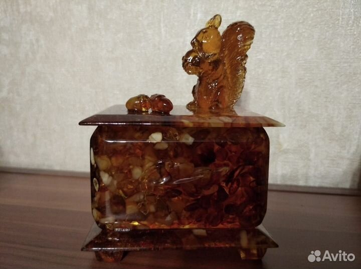 Янтарная шкатулка белка.с белочкой.янтарь