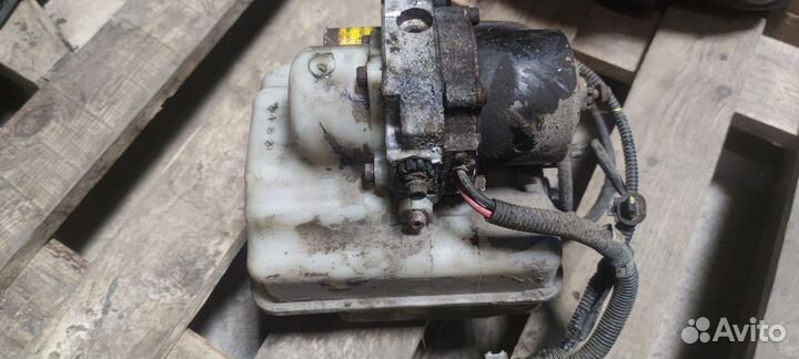 Насос гидравлический активной подвески Lexus Lx570