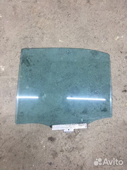 Заднее левое стекло Mercedes W210 оригинал