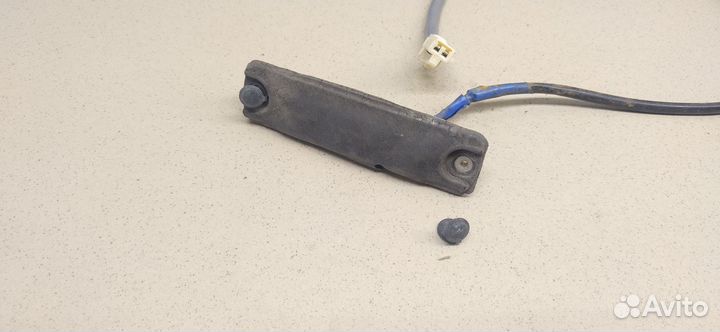 Кнопка открывания багажника Avensis II 2003-2008