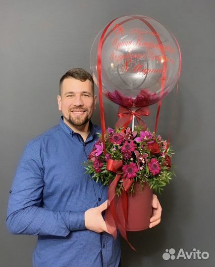 Цветы в коробке с шаром и надписью, шар с цветами