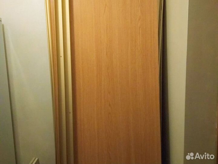 Шкаф купе трехстворный с зеркальной дверью