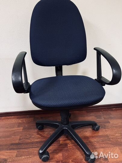 Стул офисный на колесах