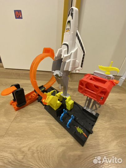 Трек Hot wheels с ракетой